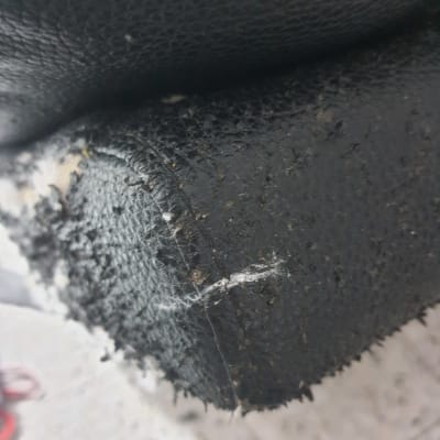 ריפוד עור שחור עם קילופים ונזק