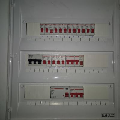 לוח חשמל עם מפסקים וחיווט חשמלי