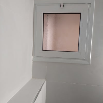 חלון אלומיניום קטן עם זכוכית חלבית