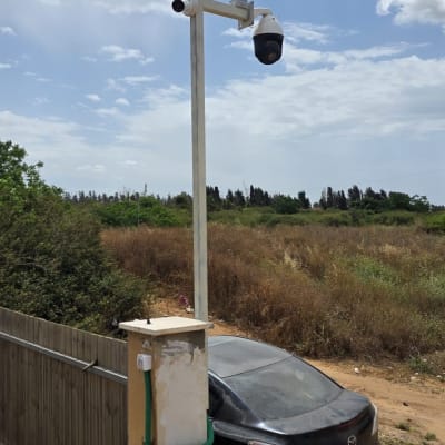 מצלמת אבטחה מותקנת על עמוד בשטח פתוח