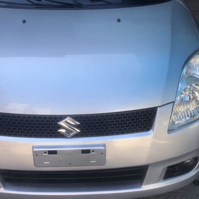 חזית רכב סוזוקי בצבע כסף במוסך