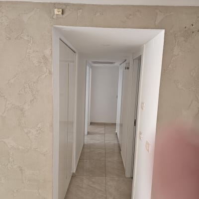 קיר צבוע עם טקסטורה במסדרון ביתי