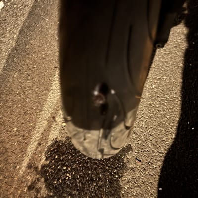 גלגל עם תקר ודליפת שמן על הכביש