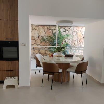 פינת אוכל עם שולחן עגול וכיסאות חומים