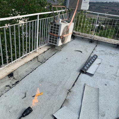 יריעות איטום על גג עם מבער להלחמה