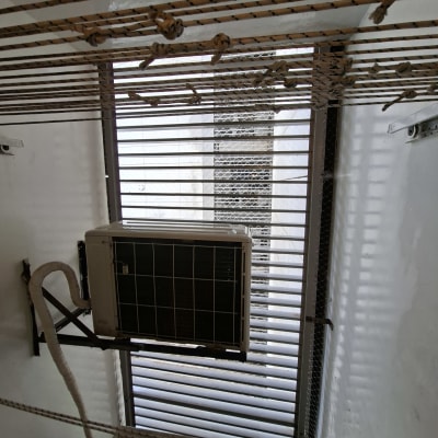 רשת למניעת כניסת יונים ליד מזגן