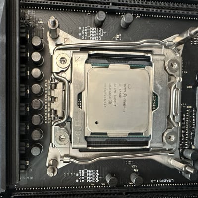 מעבד אינטל על לוח אם של מחשב גיימינג