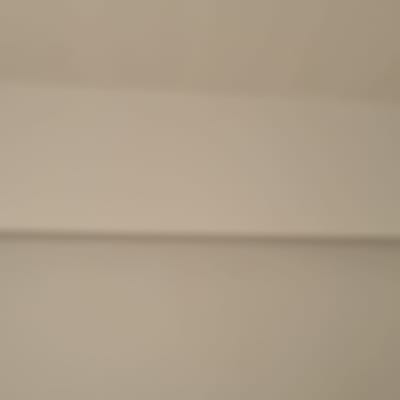 קיר גבס חלק עם קו אופקי