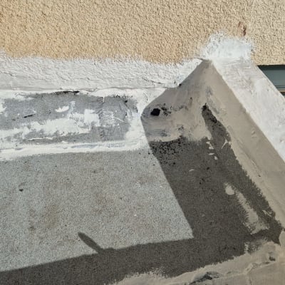 איטום גג עם חומרי איטום לבנים ואפורים