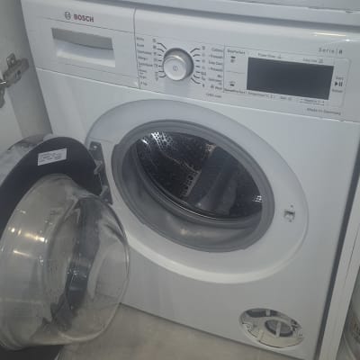 מכונת כביסה בוש עם דלת פתוחה