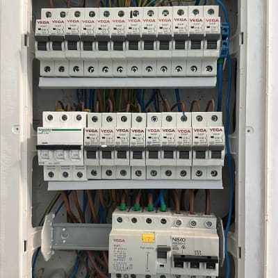 לוח חשמל עם מפסקים וחוטים צבעוניים