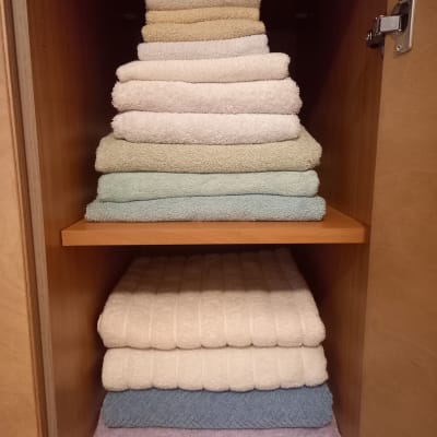 מגבות מקופלות בארון עץ מסודר