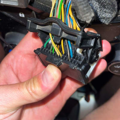 חיבור חשמלי עם חוטים צבעוניים במערכת רכב