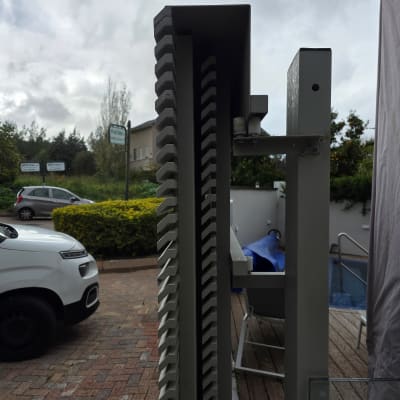 שער חשמלי עם מנגנון פתיחה בחניה