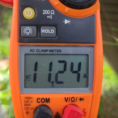 מד זרם AC עם תצוגה של 11.24 אמפר