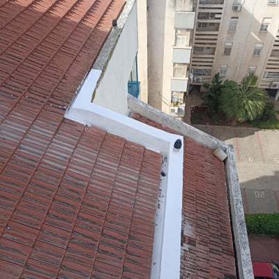 גג רעפים עם איטום לבן לאורך התפרים