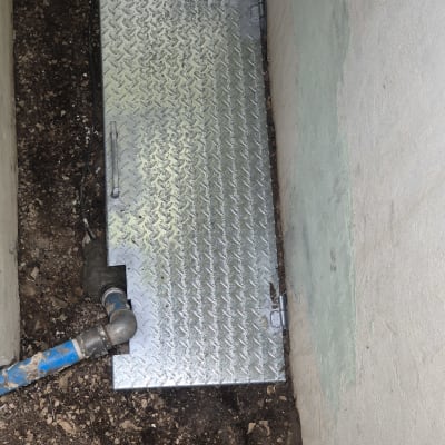 מכסה מתכת על צינור מים באדמה