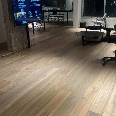 רצפת פרקט בחדר עם טלוויזיה ורהיטים מודרניים