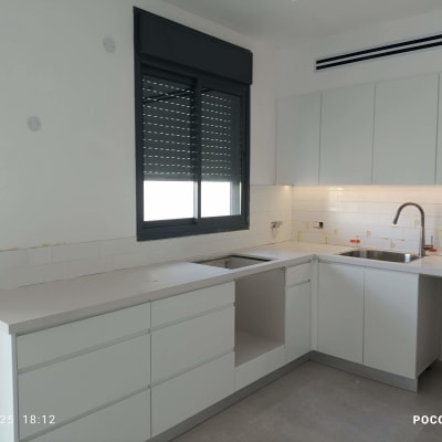 מטבח עם כיור וברז, ארונות לבנים