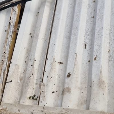 חיבורי מתכת עם כבלים על גג