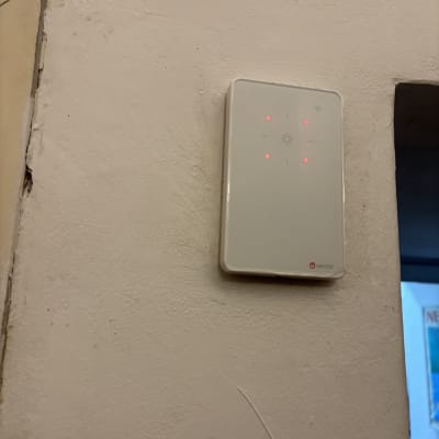 מתג חשמלי מותקן על קיר