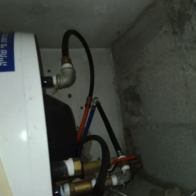 צינורות מים מחוברים לדוד חימום