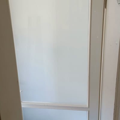 דלת עם זכוכית חלבית במסגרת עץ לבנה