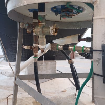 דליפת מים מצינור מתחת לדוד שמש