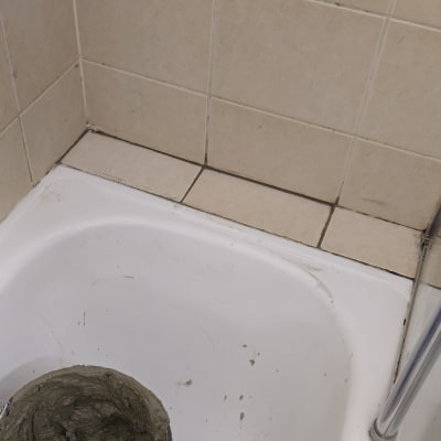 דלי עם מלט באמבטיה, אריחים שבורים