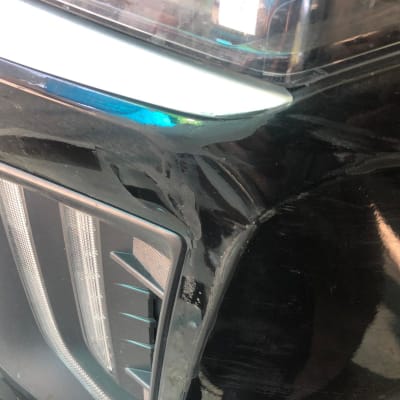 פגוש רכב שחור עם שריטות ונזק קל