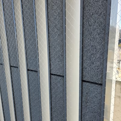 רשת יונים מותקנת על קיר חיצוני