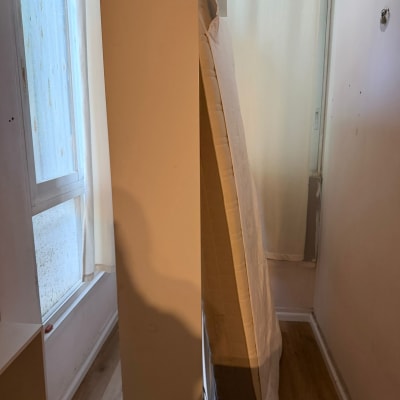 מזרן וחפצים בחדר ריק עם חלון