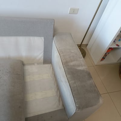 ספה אפורה עם כריות נשלפות על רצפת אריחים