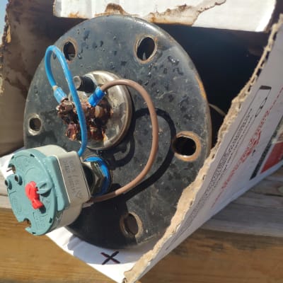 חלק תחתון של דוד שמש עם חיבורים חשמליים