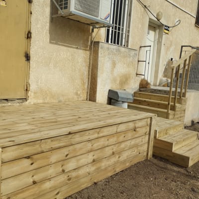 דק עץ ומדרגות עץ ליד מבנה