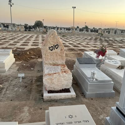 מצבות בבית קברות עם שמות בעברית