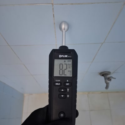 מד לחות פליר MR59 על רקע קיר אריחים