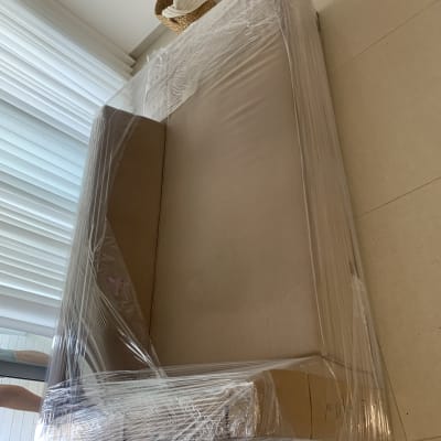 ספה עטופה בניילון מוכנה להובלה