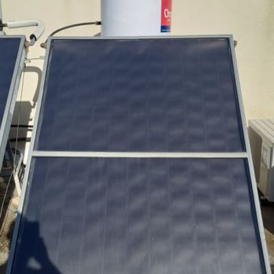 פאנל סולארי ומיכל מים על גג