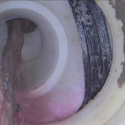 צילום פנים צינור עם סימני נזילה