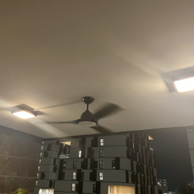 מאוורר תקרה עם תאורה בתקרה