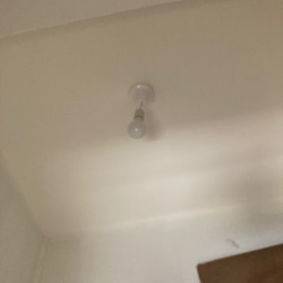 נורה מותקנת בתקרה לבנה