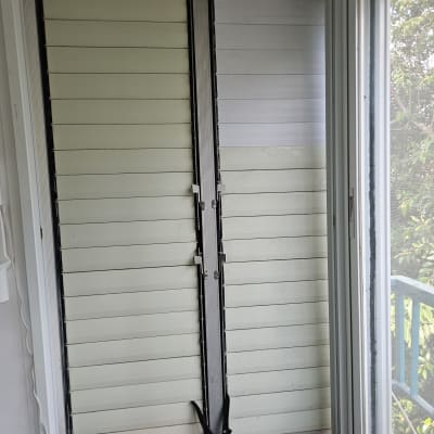 תריסים עם כלי עבודה וחומר איטום