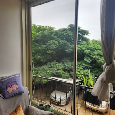 חלון אלומיניום עם מסגרת מתכתית