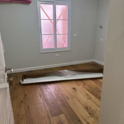 רצפת פרקט עץ בחדר עם חלון