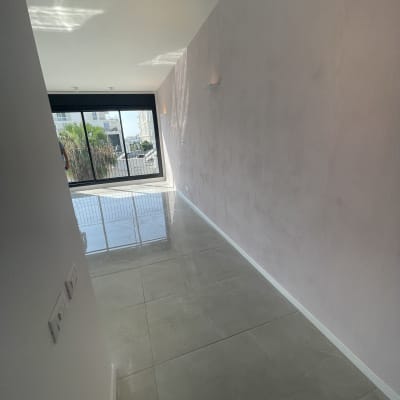 קיר צבוע בגוון בהיר בחדר מואר