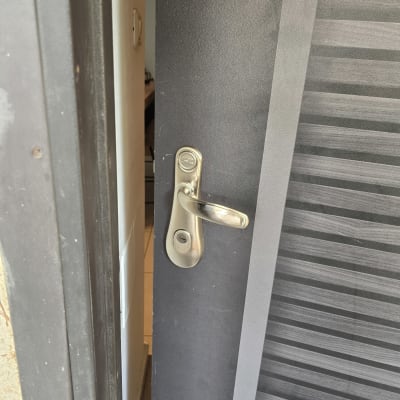 ידית ודלת עם מנעול כסוף