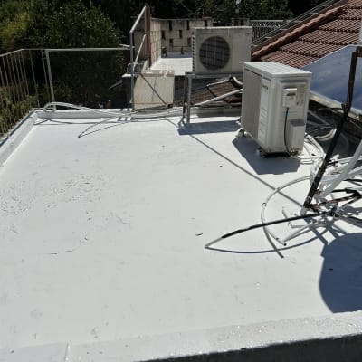 גג אטום עם מזגן וצנרת על הגג