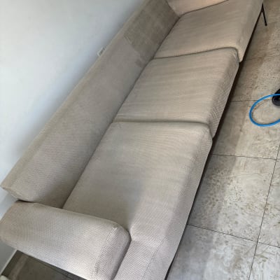 ספה נקייה עם כלים לניקוי ספות ברקע