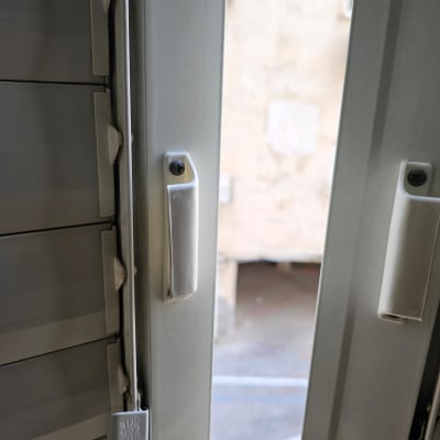 תריסים עם ידיות לבנות וברגים חשופים